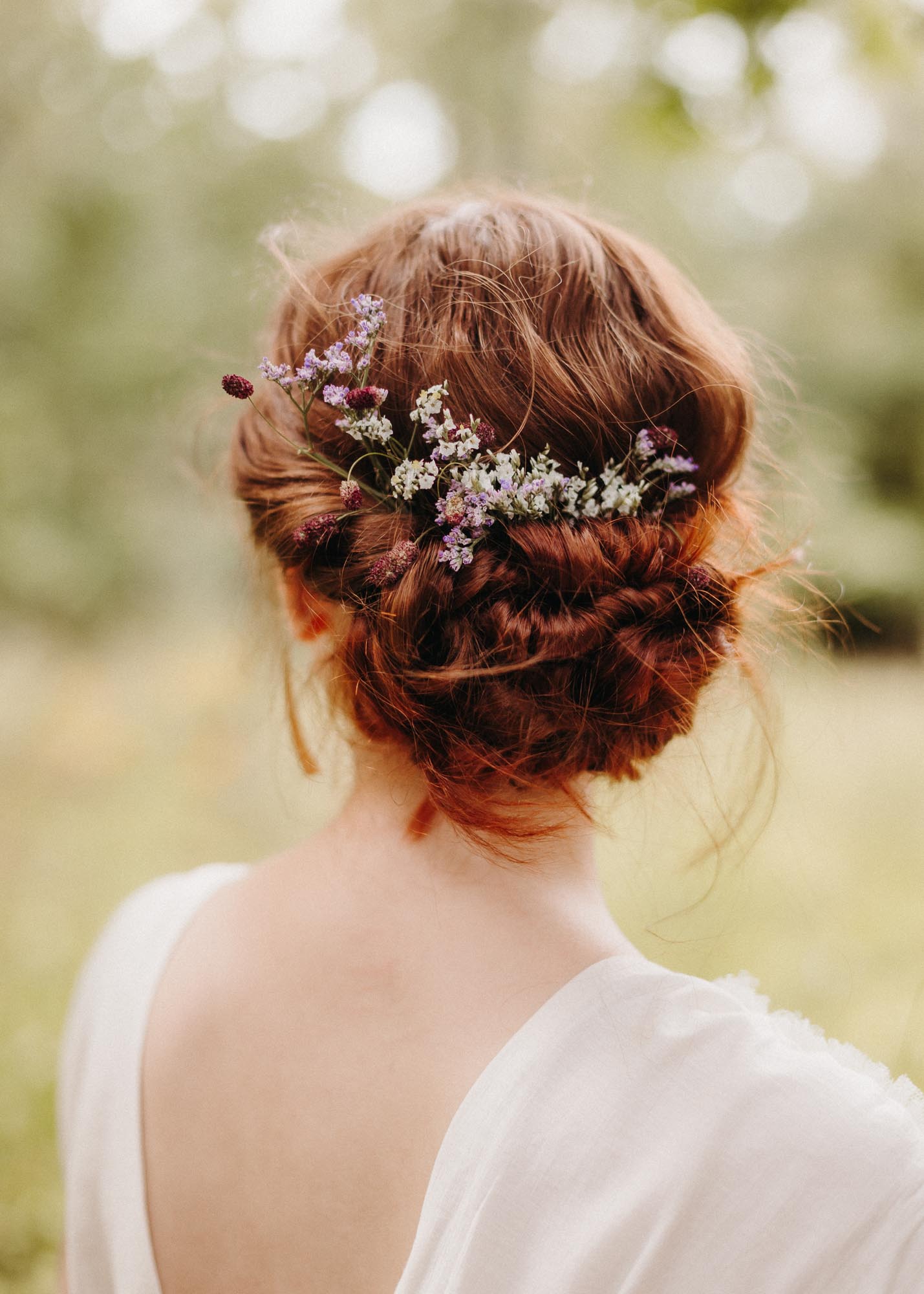 Vintage Brautstyling mit echten Blumen im Haar