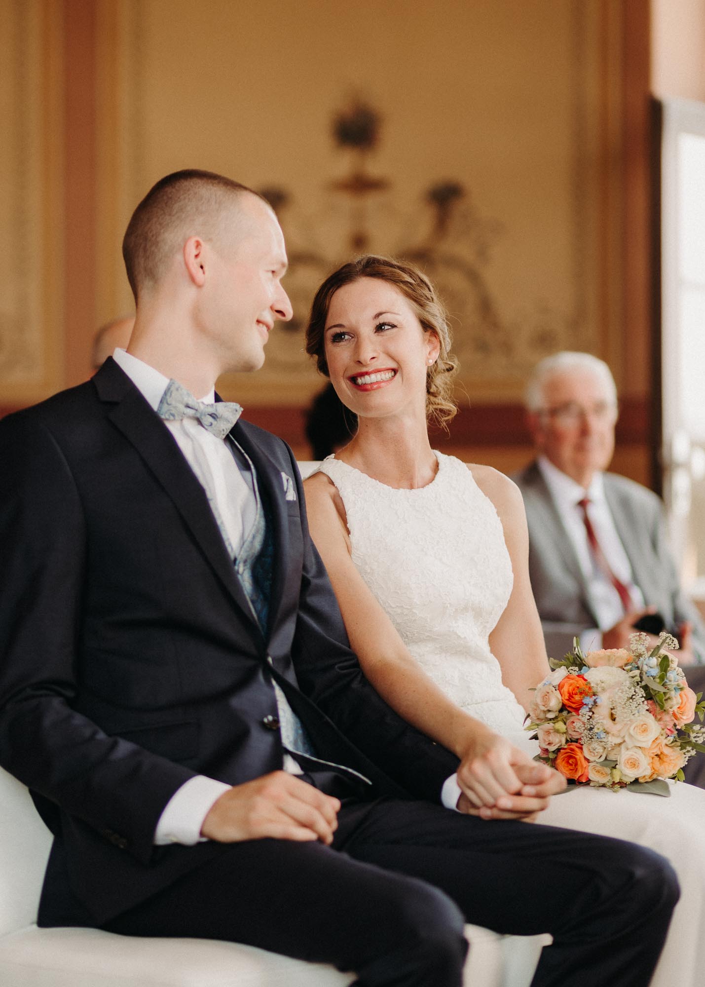 Lächelndes Brautpaar im Standesamt während der Trauung – Hochzeit Halle