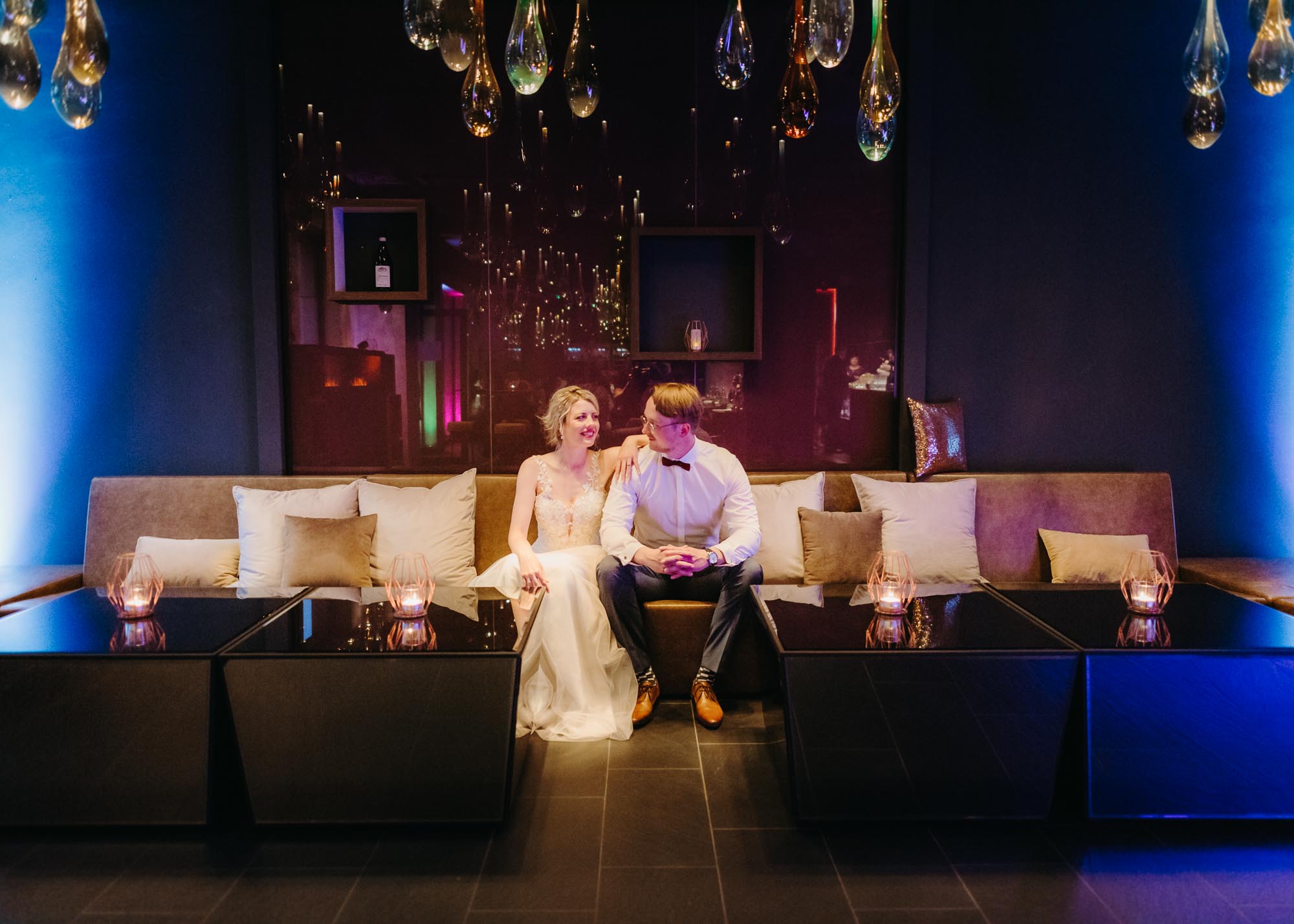 Intimer Blickwechsel des Brautpaars – Moderner Hochzeitsfotograf Halle