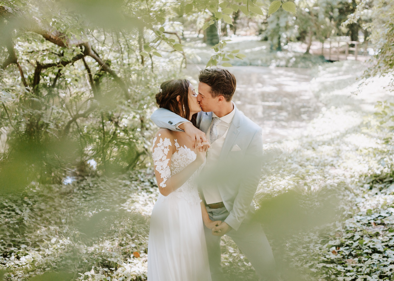 Paar-Fotoshooting mit Hochzeitsfotograf in der Natur Leipzig