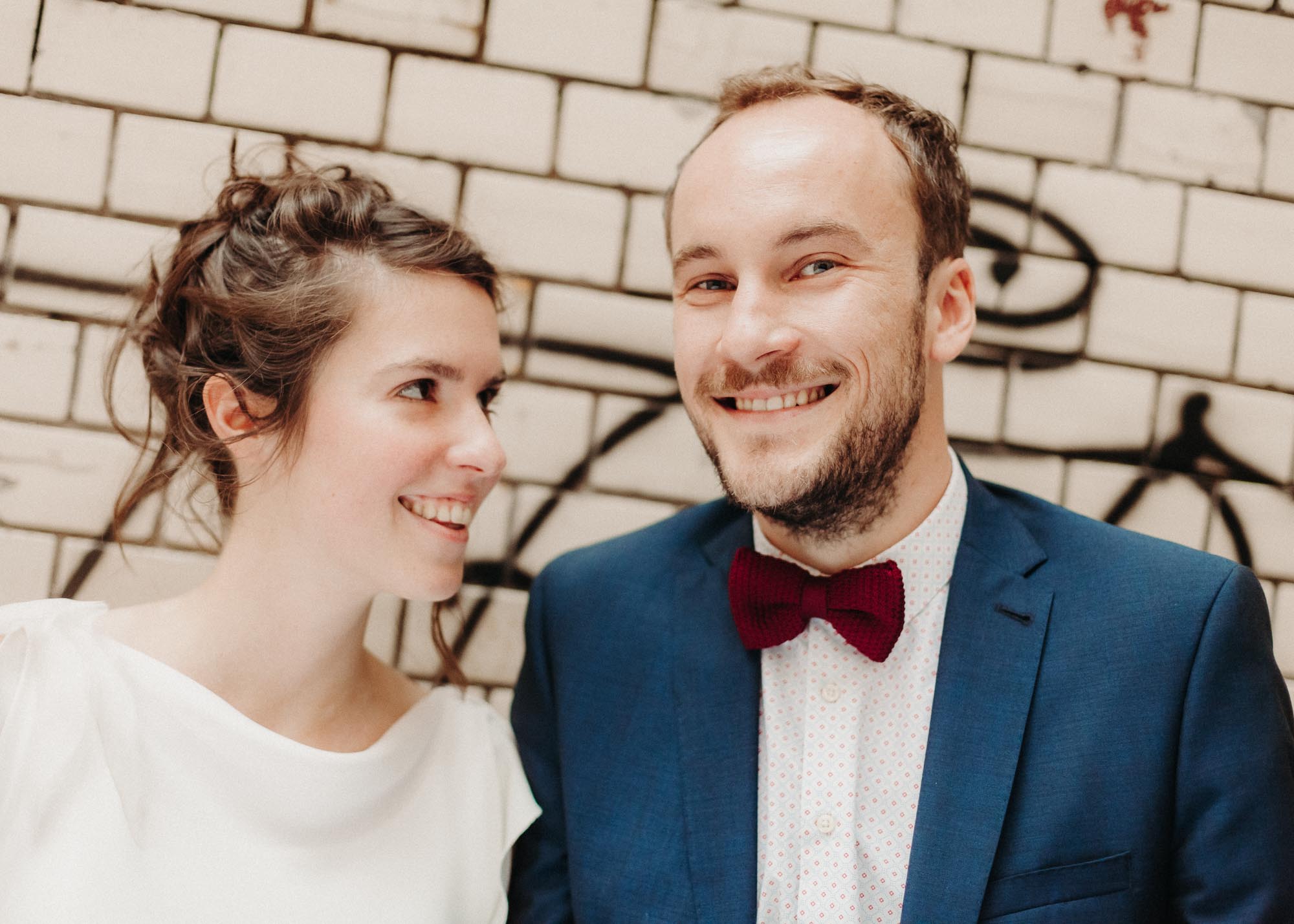 Urbanes Brautpaar-Fotoshooting im Hinterhof in Leipzig. Hochzeitsfotograf für unkonventionelle Hochzeit in Leipzig, Halle, Dresden.