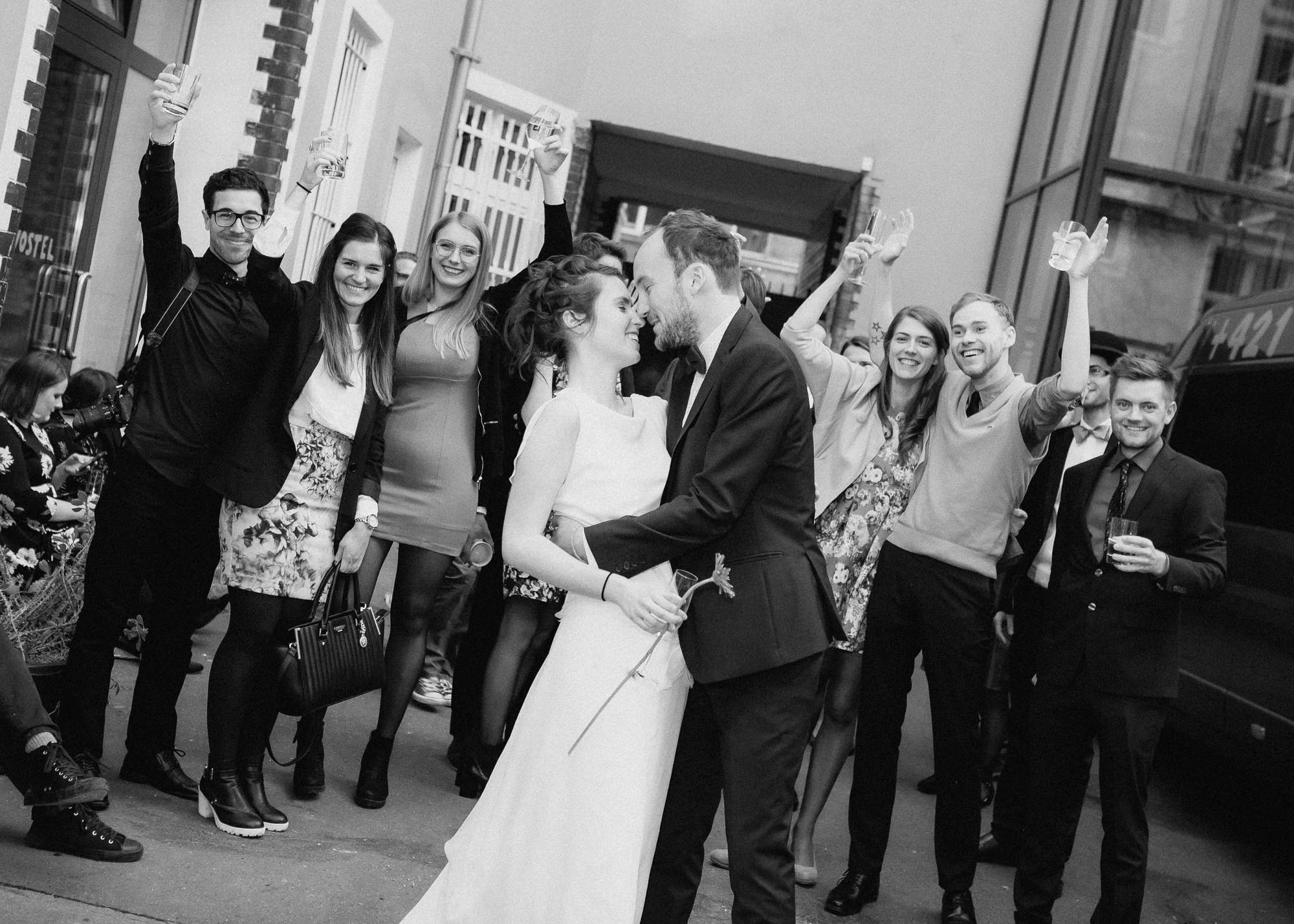 Hochzeitsreportage in Leipzig. Hochzeitsfotograf für unkonventionelle Hochzeit in Leipzig, Halle, Dresden. Moderne Hochzeitsfotografie