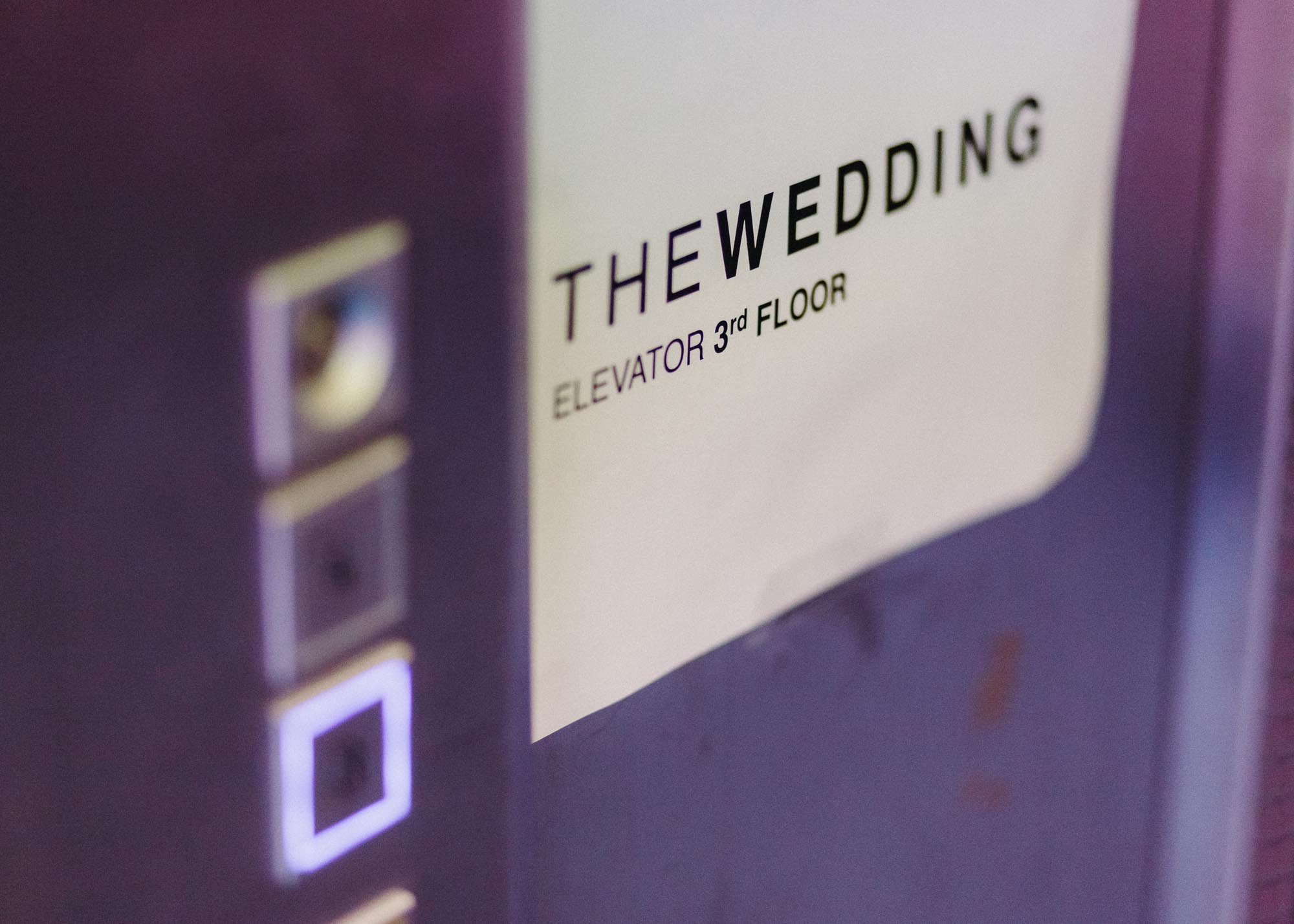 Hochzeitsreportage in Leipzig. Hochzeitsfotograf für unkonventionelle Hochzeit in Leipzig, Halle, Dresden. Moderne Hochzeitsfotografie