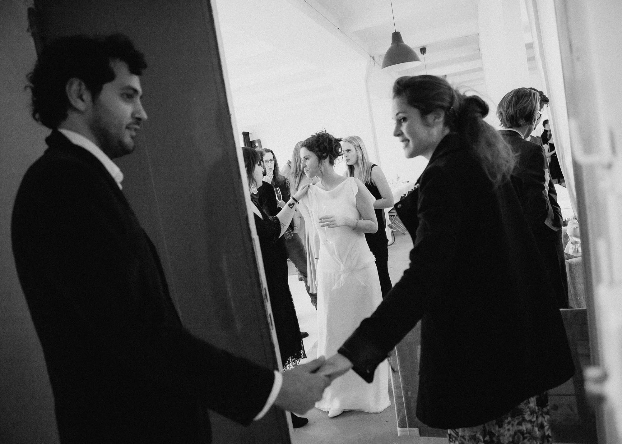 Hochzeitsreportage in Leipzig. Hochzeitsfotograf für unkonventionelle Hochzeit in Leipzig, Halle, Dresden. Moderne Hochzeitsfotografie