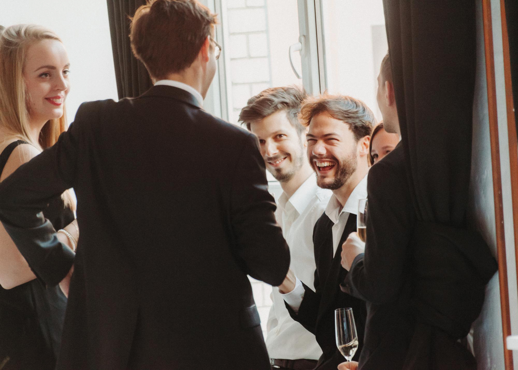 Hochzeitsreportage in Leipzig. Hochzeitsfotograf für unkonventionelle Hochzeit in Leipzig, Halle, Dresden. Moderne Hochzeitsfotografie