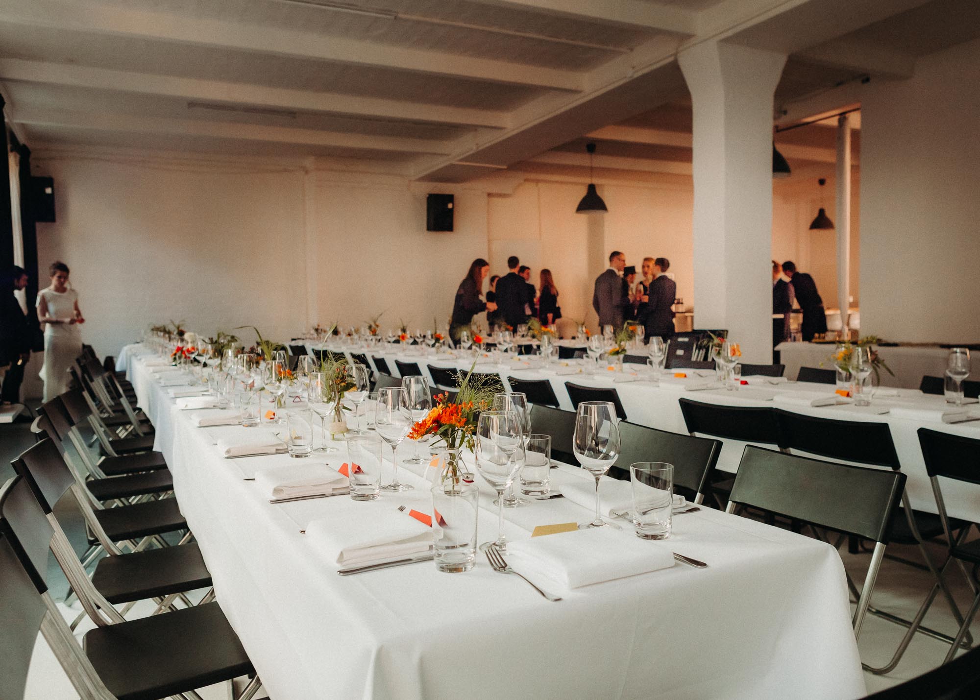 Hochzeitsreportage in Leipzig. Hochzeitsfotograf für unkonventionelle Hochzeit in Leipzig, Halle, Dresden. Moderne Hochzeitsfotografie