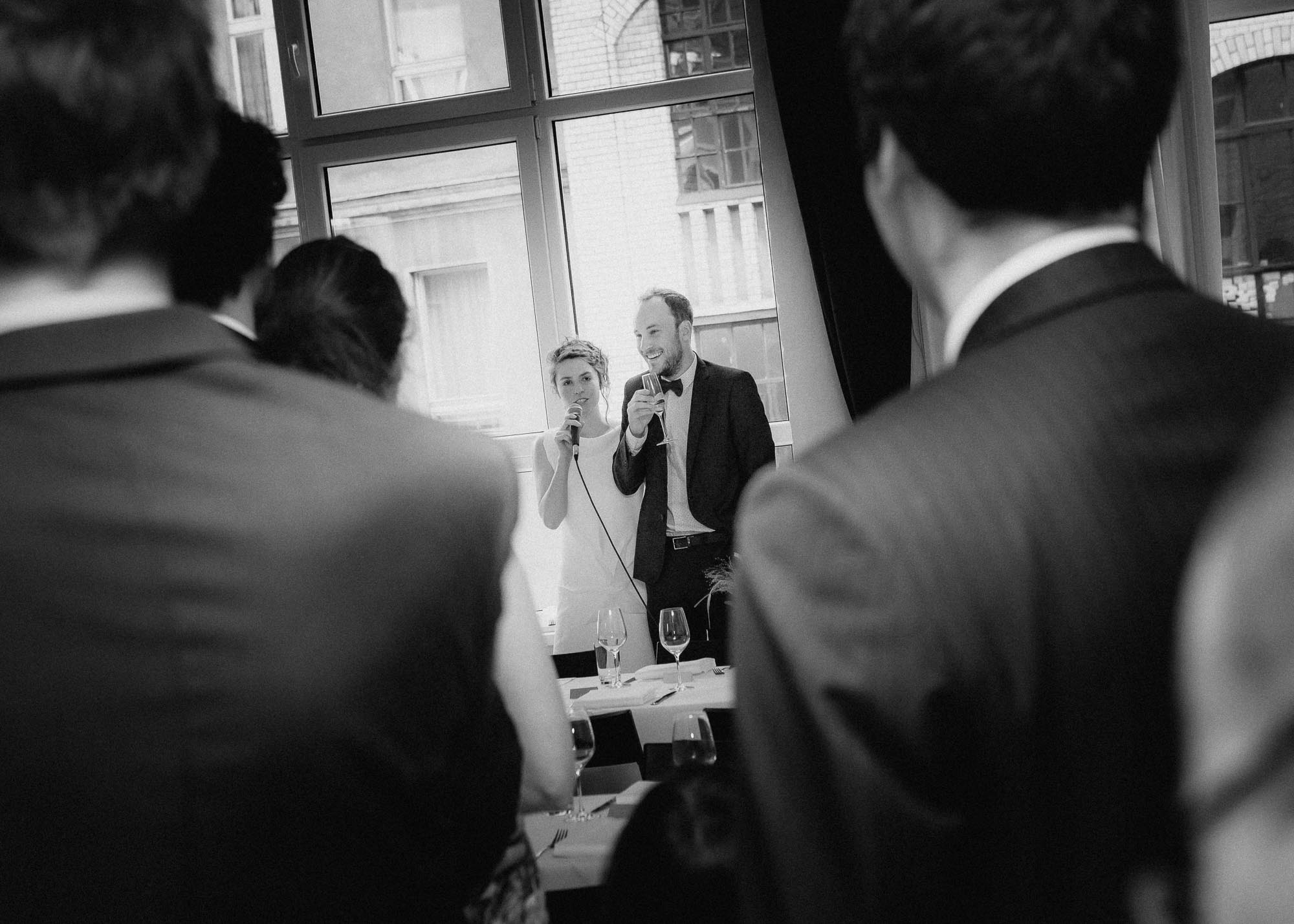 Hochzeitsreportage in Leipzig. Hochzeitsfotograf für unkonventionelle Hochzeit in Leipzig, Halle, Dresden. Moderne Hochzeitsfotografie
