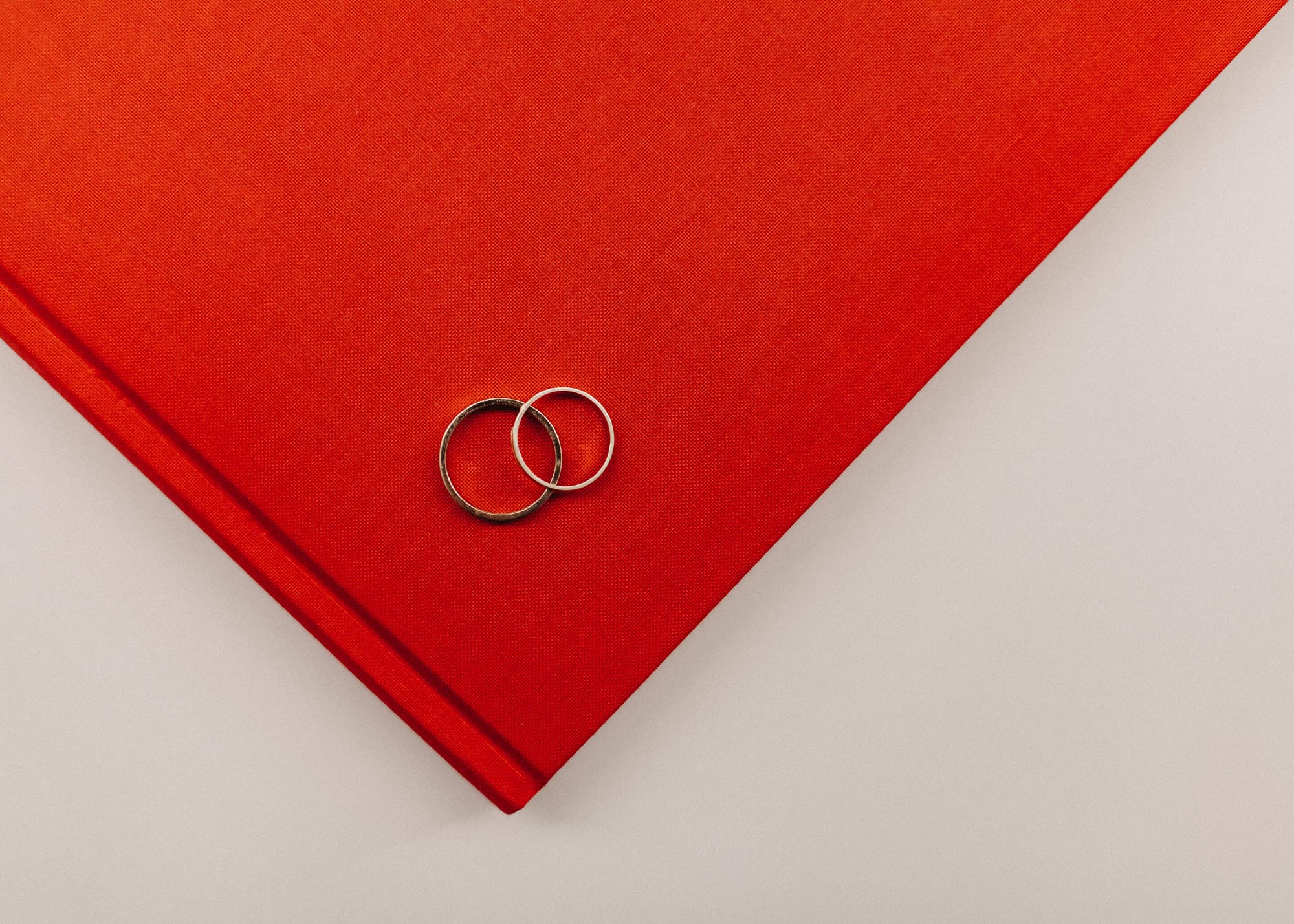 Hochzeitsreportage in Leipzig. Hochzeitsfotograf für unkonventionelle Hochzeit in Leipzig, Halle, Dresden. Moderne Hochzeitsfotografie