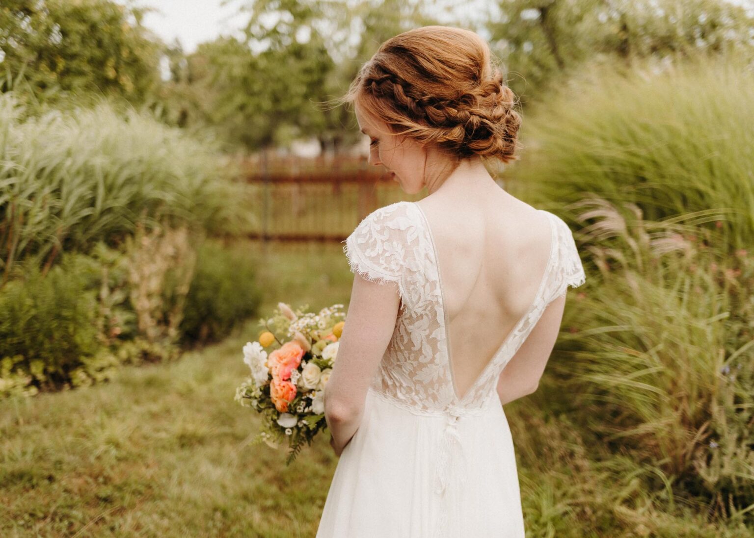 Vintage Brautstyling, Braut posiert verträumt im Garten