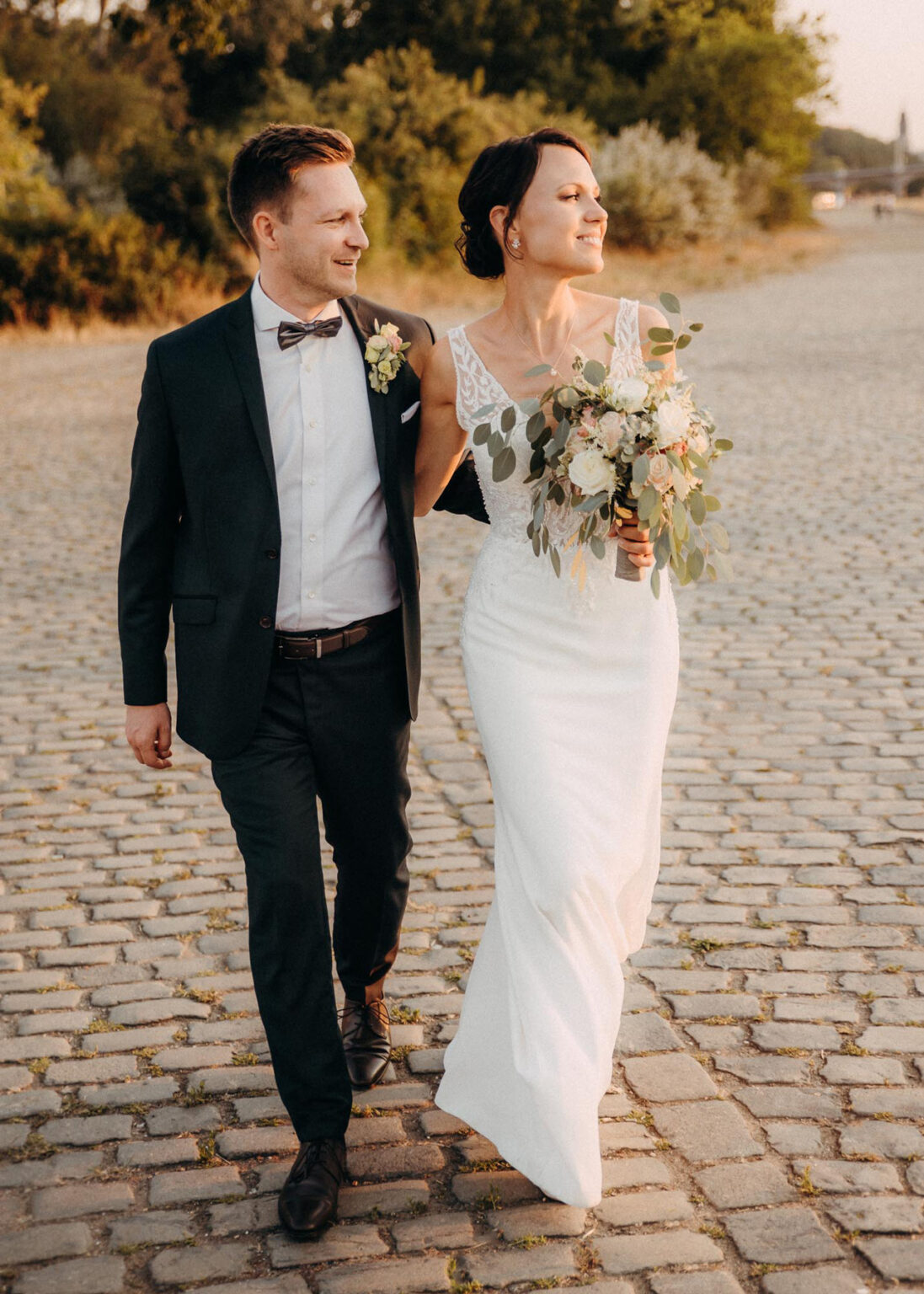 Hochzeitspaar im Sonnenuntergang – moderne Hochzeitsfotos in Dresden