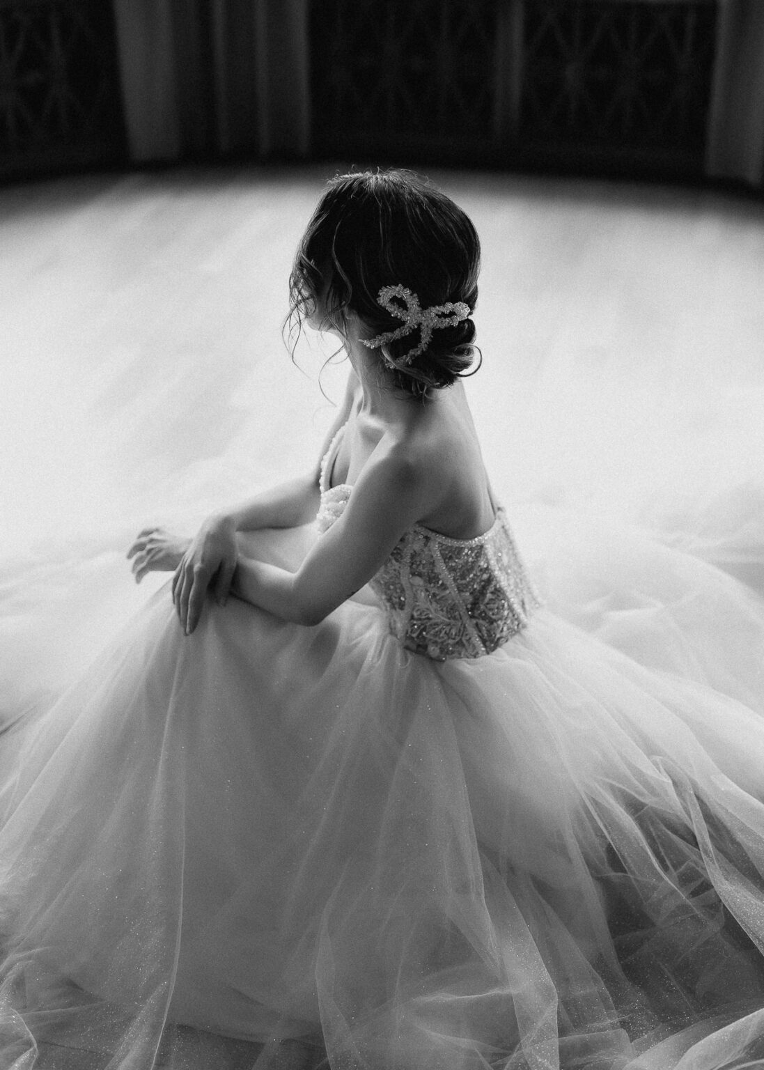 Elegante Braut in Brautkleid mit Perlen – Hochzeitsfotograf Halle Saale