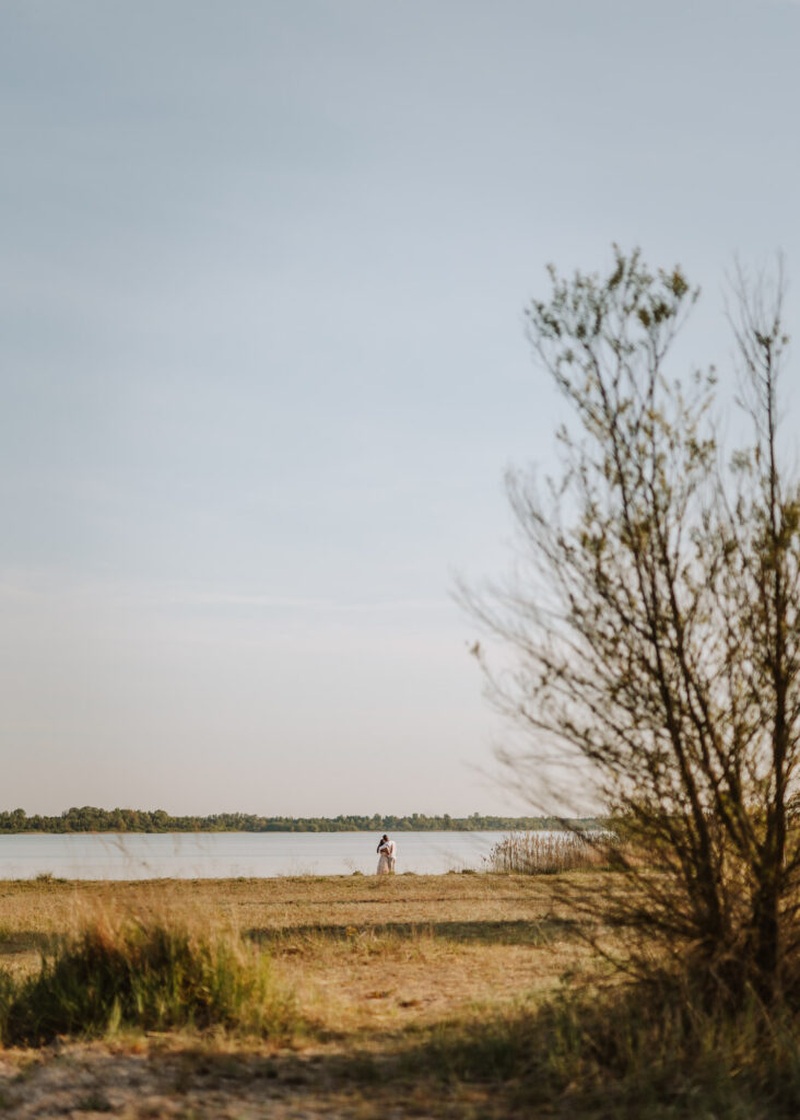 Paarshooting an der Goitzsche bei Sonnenuntergang – Hochzeitsfotograf Bitterfeld