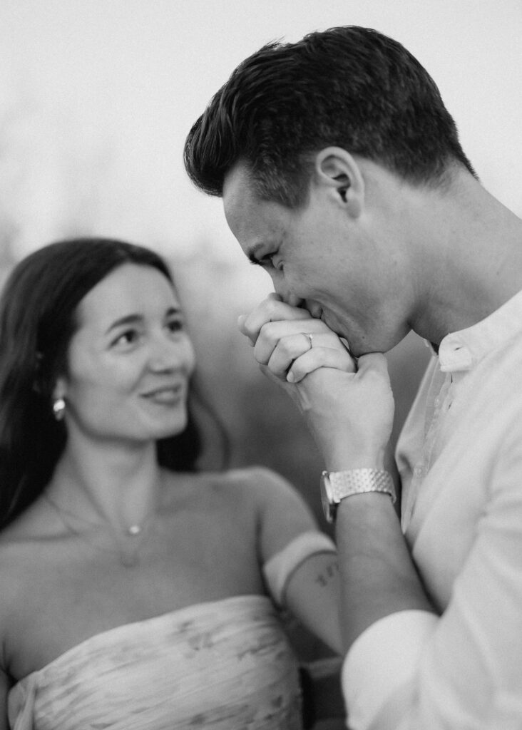 Emotionale Geste zweier Verlobter beim Engagement Fotoshooting nahe Halle saale