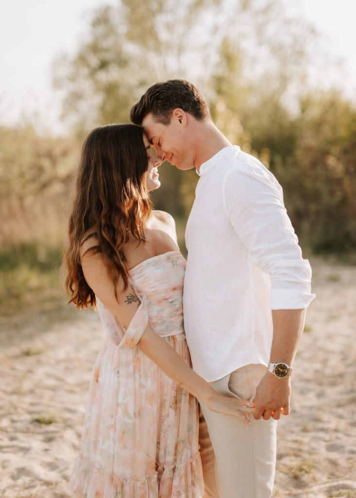 Romantische Berührung beim Engagement-Shooting Leipzig