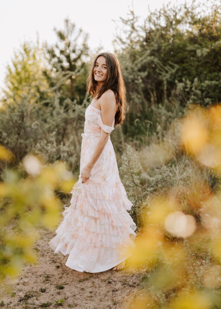 Schöne junge Frau am See bei Fotoshooting, Goitzsche Bitterfeld