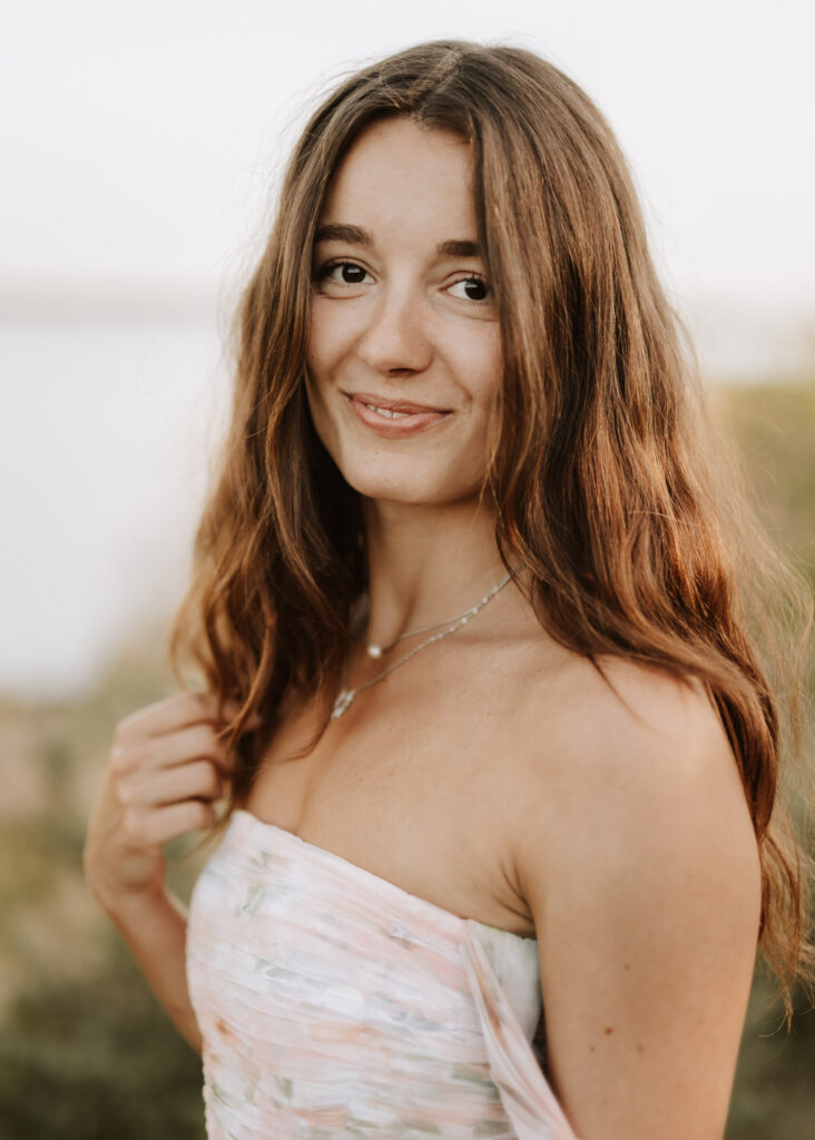 Schöne junge Frau am See bei Fotoshooting, nahe Halle Saale und Leipzig