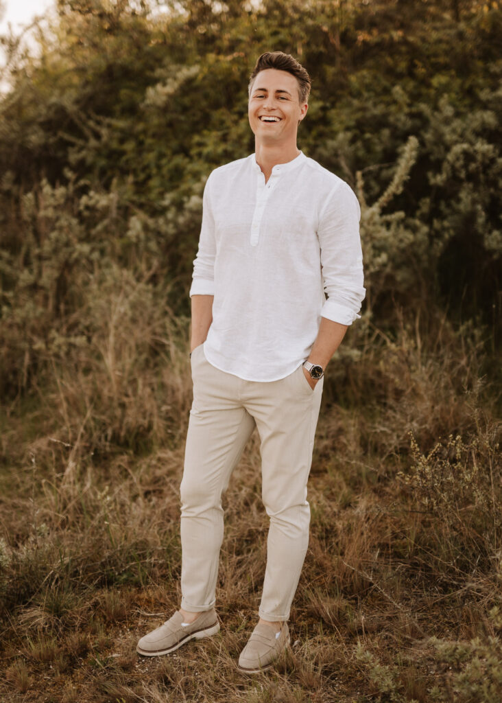 Freundlich lachender junger Mann am See bei Fotoshooting, nahe Halle Saale und Leipzig