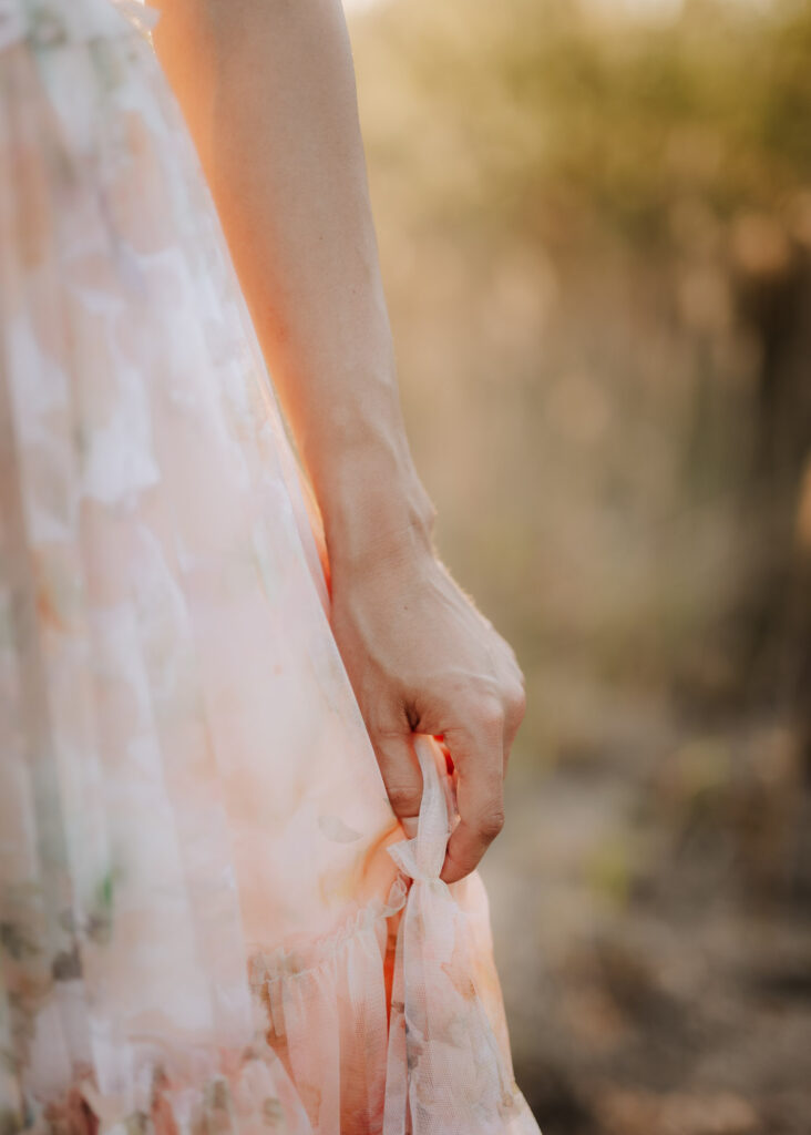Hand im Fokus beim Fotoshooting am See in Sachsen-Anhalt