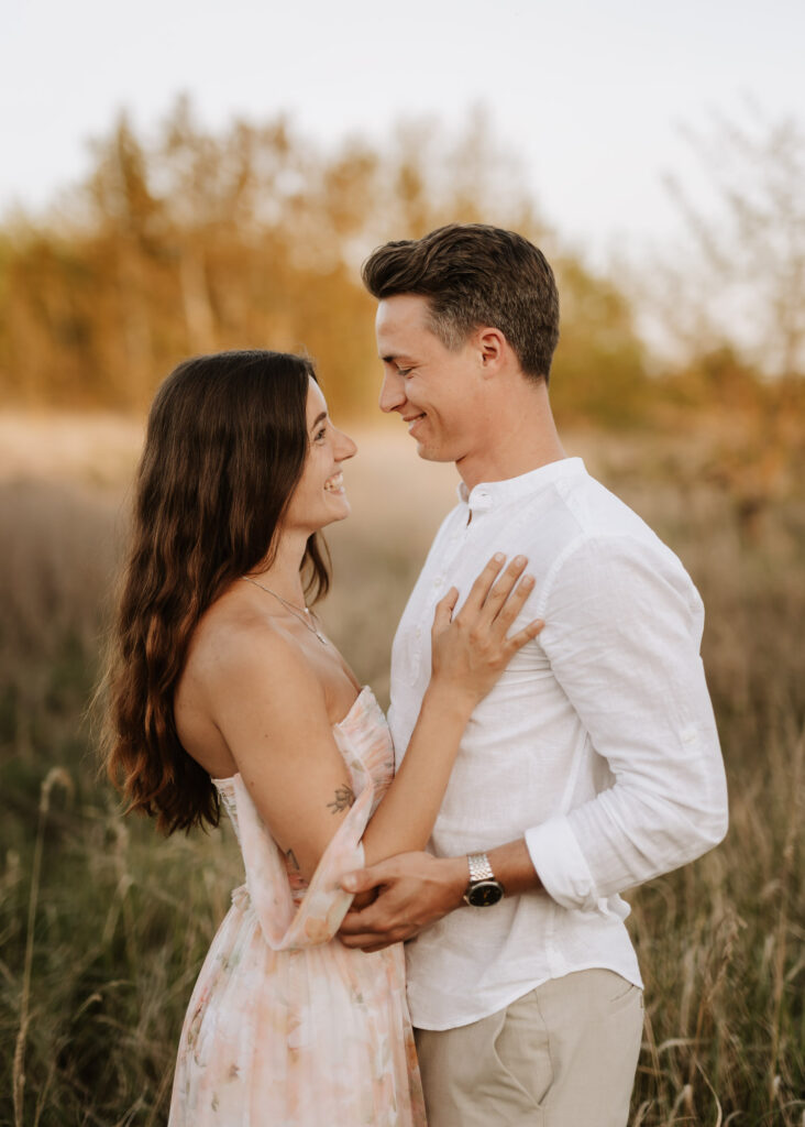 Paar schaut sich liebevoll an bei Fotoshooting in Bitterfeld