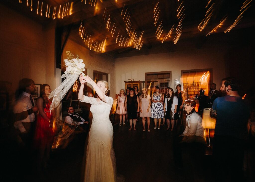 Brautstrauß werfen Hochzeit. Hochzeitsfeier. Hochzeitsfotograf im Raum Halle, Leipzig, Dessau, Wittenberg, Dresden und Berlin.