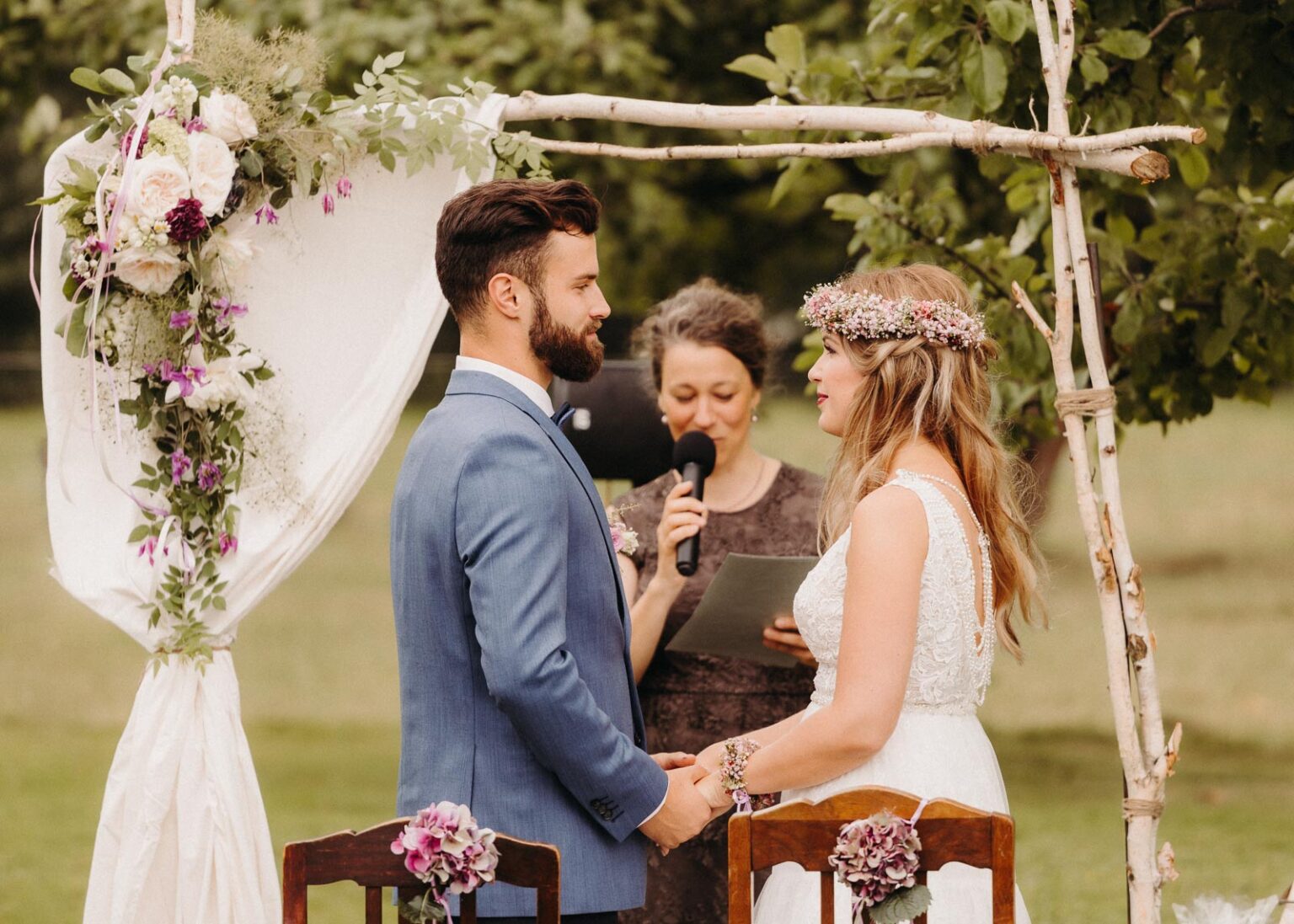 Hochzeit mit Vintage-Flair – Freie Trauung im Park mit Hochzeitsfotograf