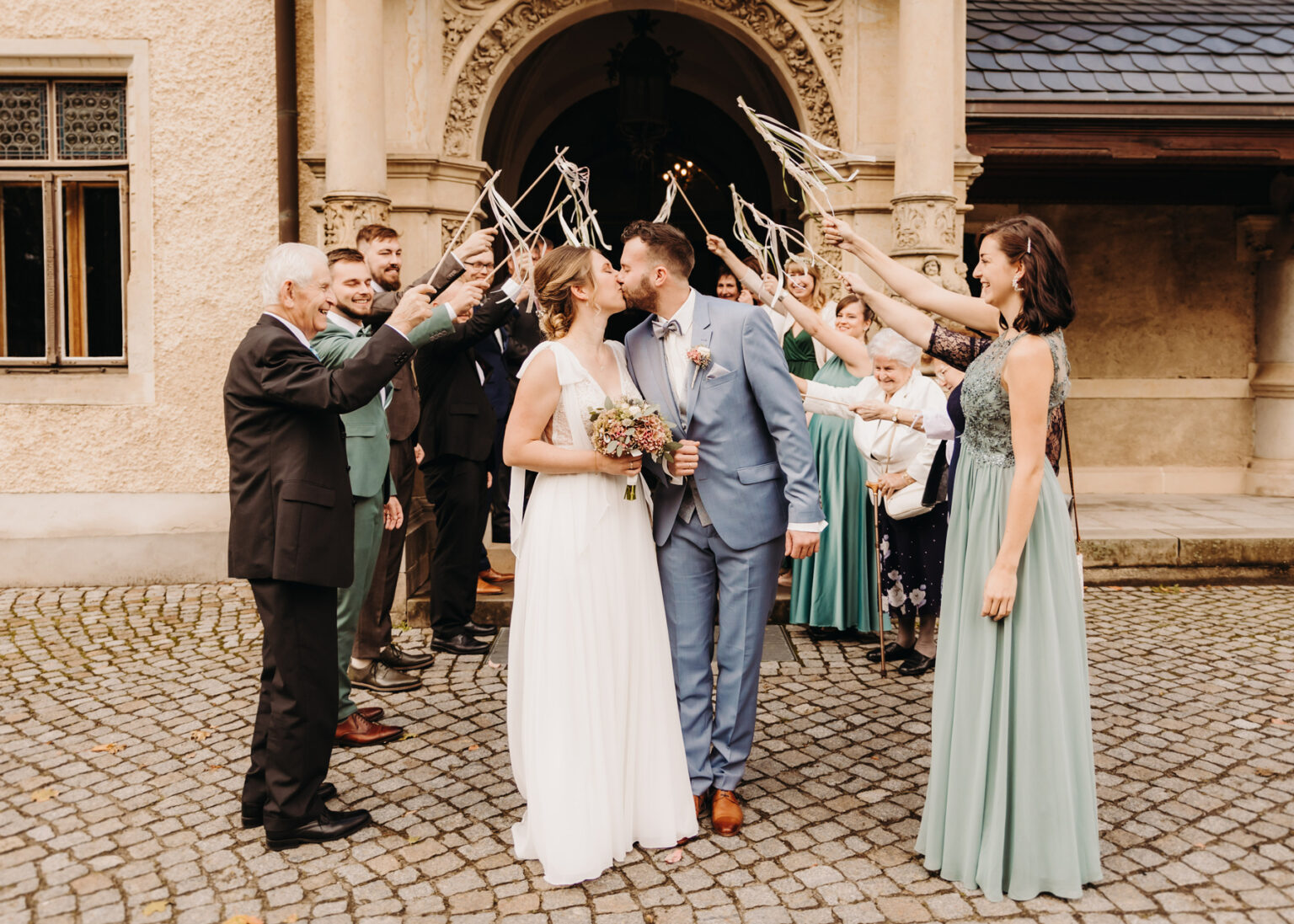 Feierlicher Auszug aus der Kirche nach der Trauung – Dokumentarische Hochzeitsfotografie. Fotograf im Raum Halle, Leipzig, Dessau, Wittenberg, Dresden