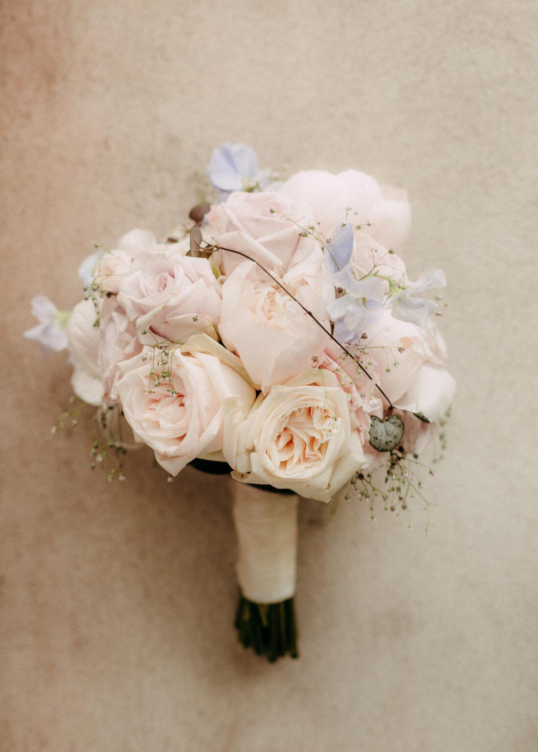 Moderner Brautstrauß mit pastellfarbenen Rosen