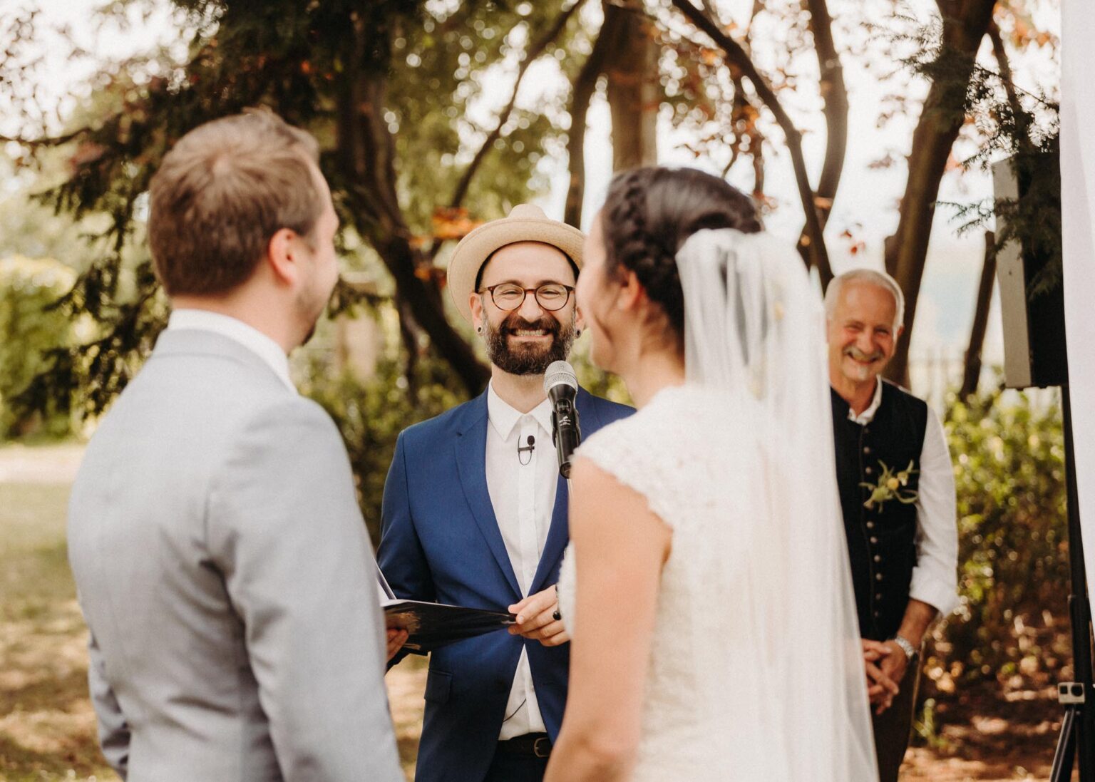 Trauredner vor dem Brautpaar – Heiraten in Sachsen