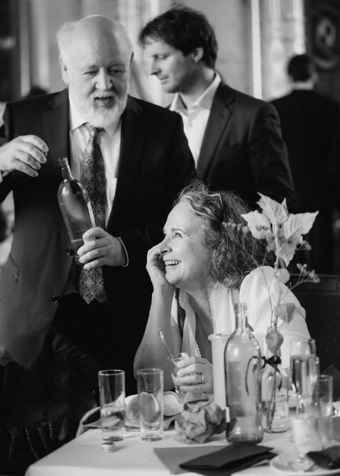 Hochzeitsreportage: Gäste feiern Hochzeitsparty in Leipzig