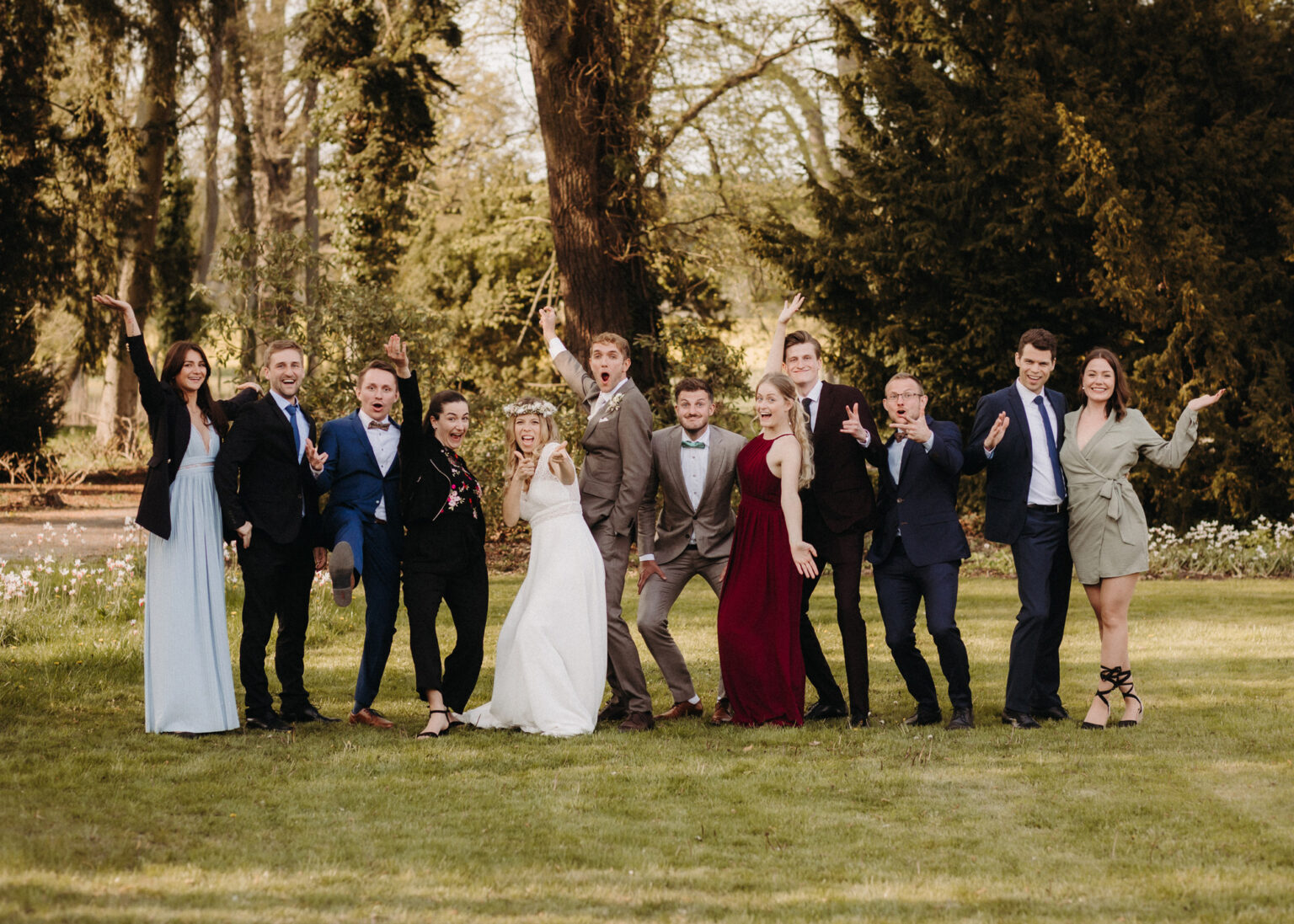 Fröhliche Gäste mit Brautpaar beim Hochzeitsfoto in Leipzig – Hochzeitsfotograf in Sachsen