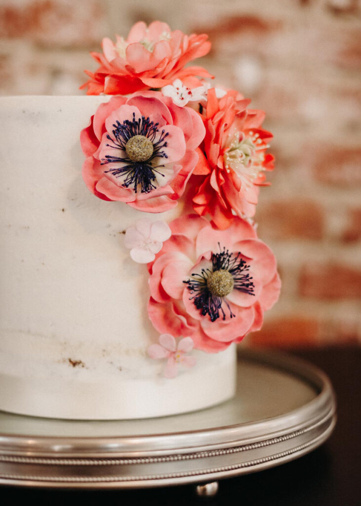 Moderne Hochzeitstorte mit rosa Blumen