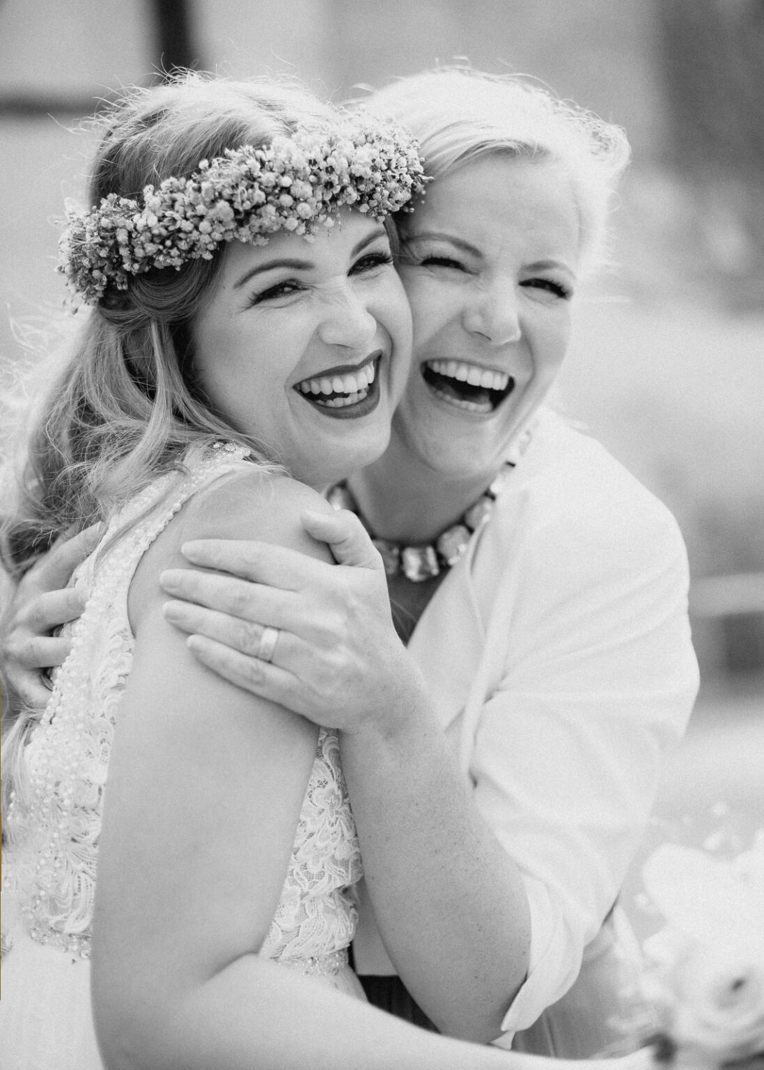 Hochzeitsreportage in Sachsen: fröhliche Menschen lachen in die Kamera