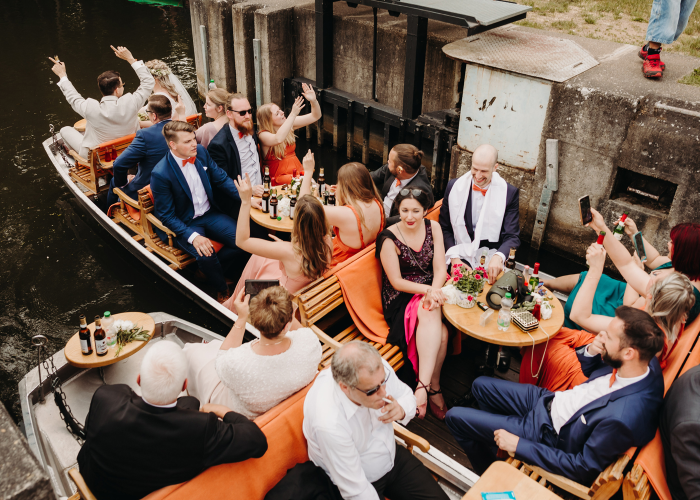 Hochzeitsgesellschaft auf Bootsfahrt im Spreewald nach der freien Trauung