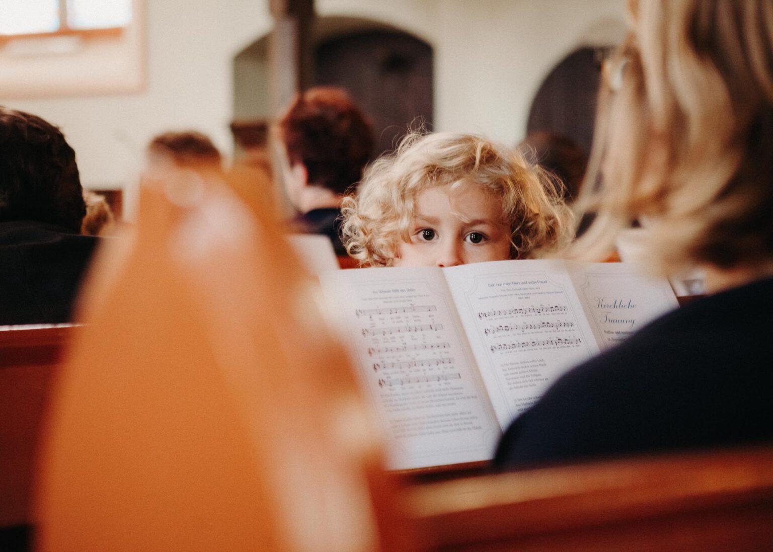 Kinder bei kirchlicher Trauung – moderne Hochzeitsfotos Halle