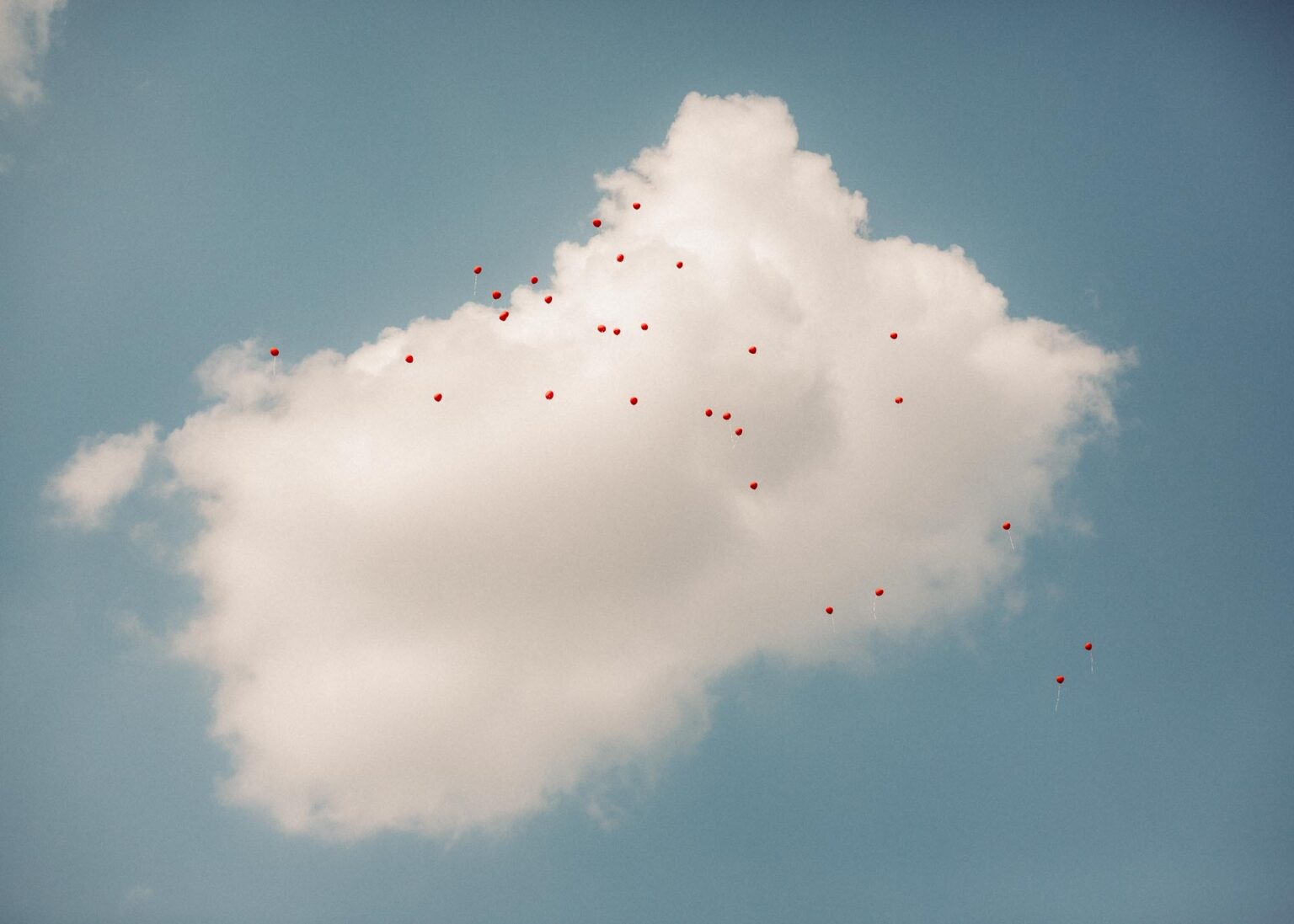 Luftballons steigen in Himmel am Hochzeitstag. Brauch zur Hochzeit in Deutschland. Gute Wünsche für das Hochzeitspaar.