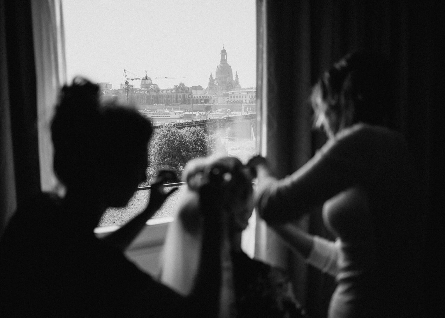 Brautstyling im Hotelzimmer mit Blick über Dresden – Hochzeitsfotograf Dresden