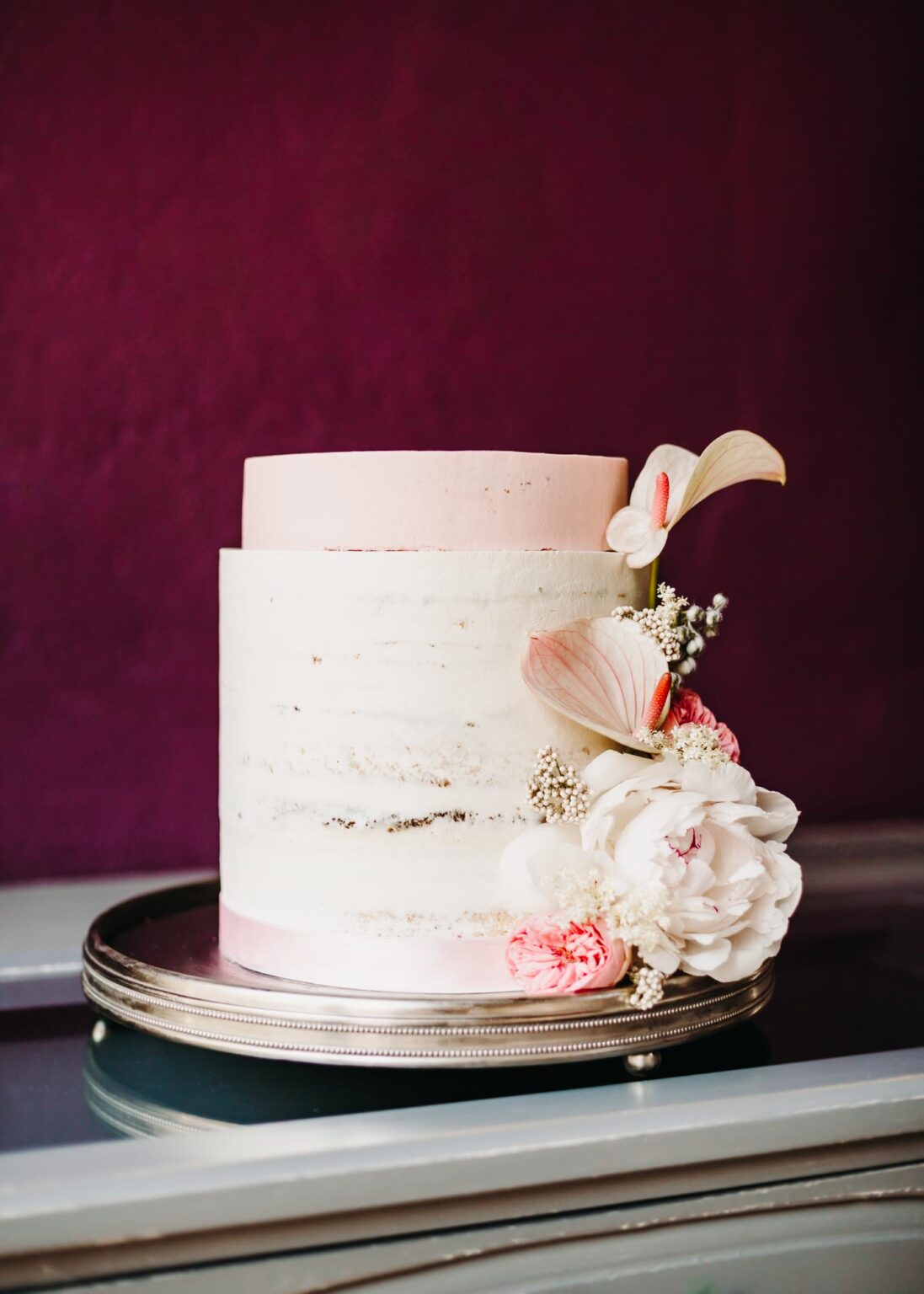 Elegante und moderne Hochzeitstorte mit echten Blumen verziert