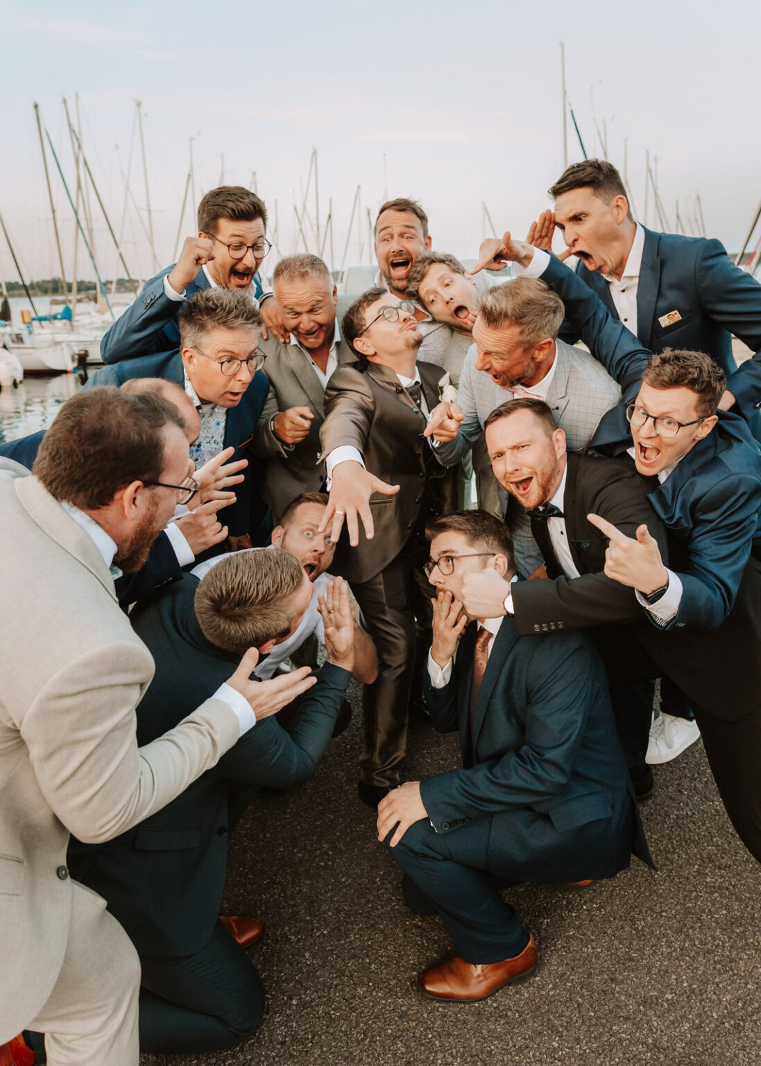 Bräutigam zeigt stolz den Ehering. Hochzeitsfotograf in Sachsen-Anhalt – Bitterfeld