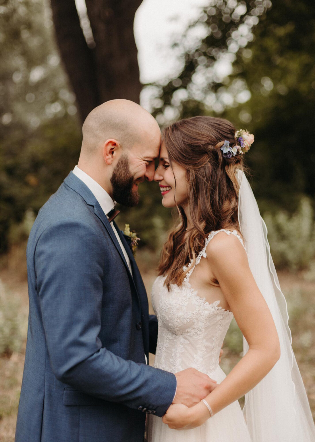 Paarshooting bei Sonnenuntergang an der Mulde in Dessau – Hochzeitsfotograf dokumentiert