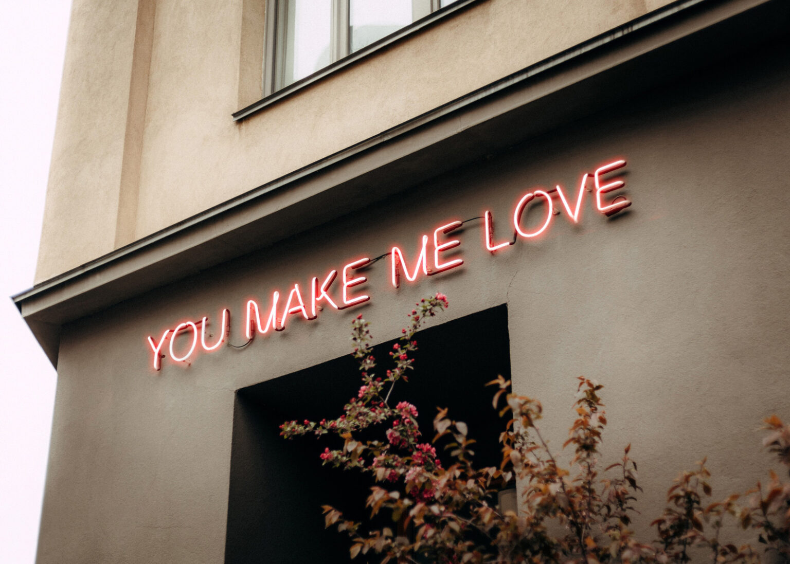 Leuchtreklame an Hochzeitslocation - you make me love